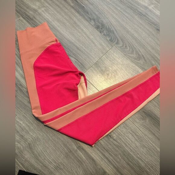 Beach Riot Colorblock Legging in Rouge
Color Block S NWOT - Picture 3 of 4
